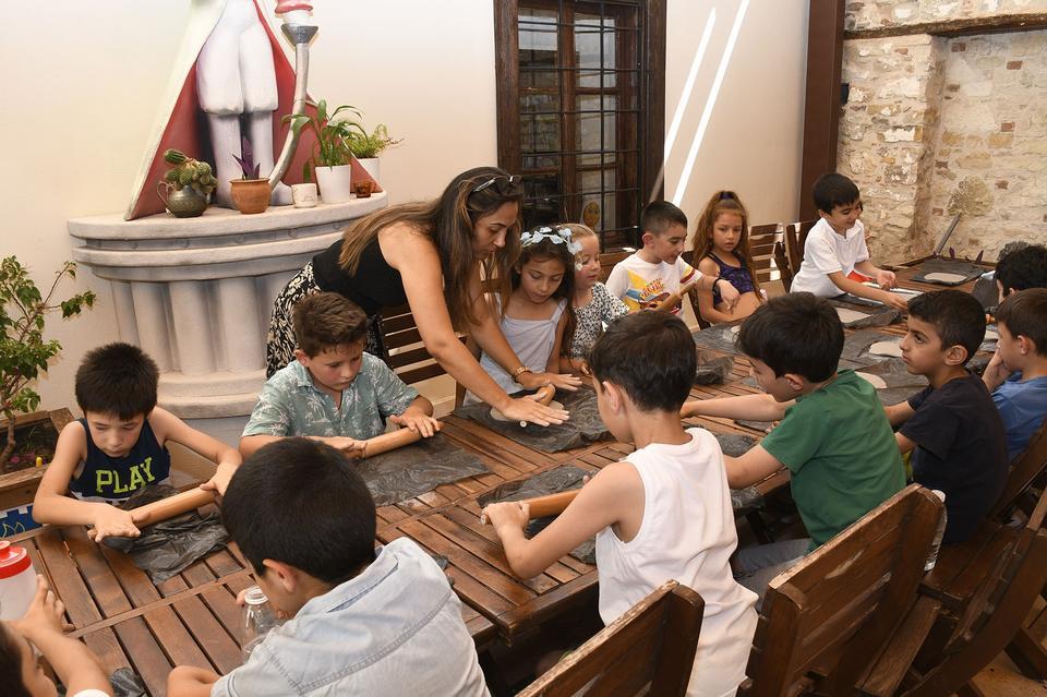 KUŞADASI'NDA ÇOCUKLAR İÇİN SERAMİK ATÖLYESİ