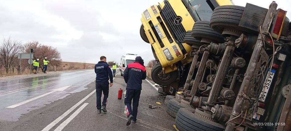 Balık yemi yüklü tır devrildi