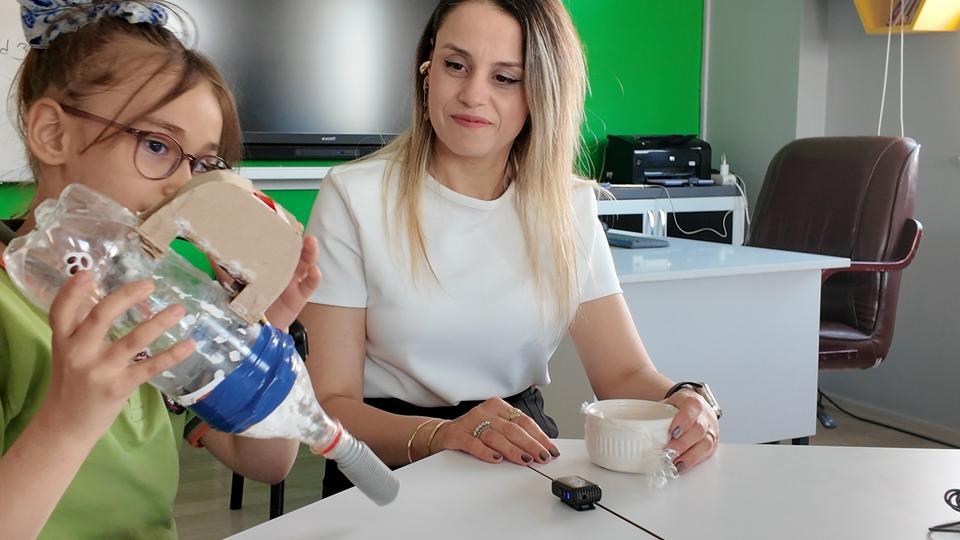 Atık malzemelerden sessiz süpürge yaptı