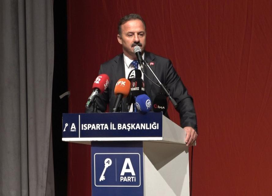 Ağıralioğlu, kürsüde depreme yakalandı