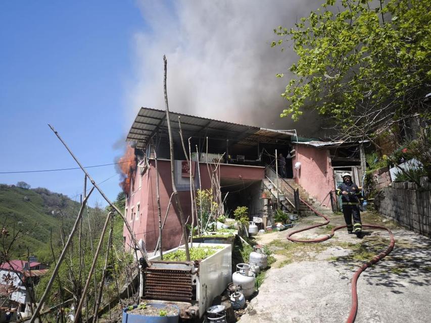 Bacadan çıkan yangın evi küle çevirdi! Mucize detay dikkat çekti