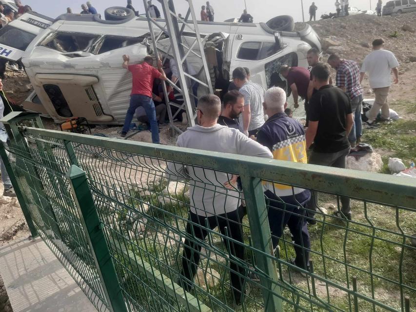 Yolcu otobüsü devrildi: 13 kişi yaralandı