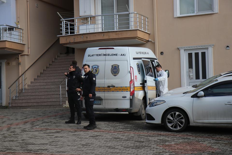 CİNNET GETİREN POLİS AİLE FERTLERİNİ VURDUKTAN SONRA İNTİHAR ETTİ: 3 ÖLÜ, 1 YARALI