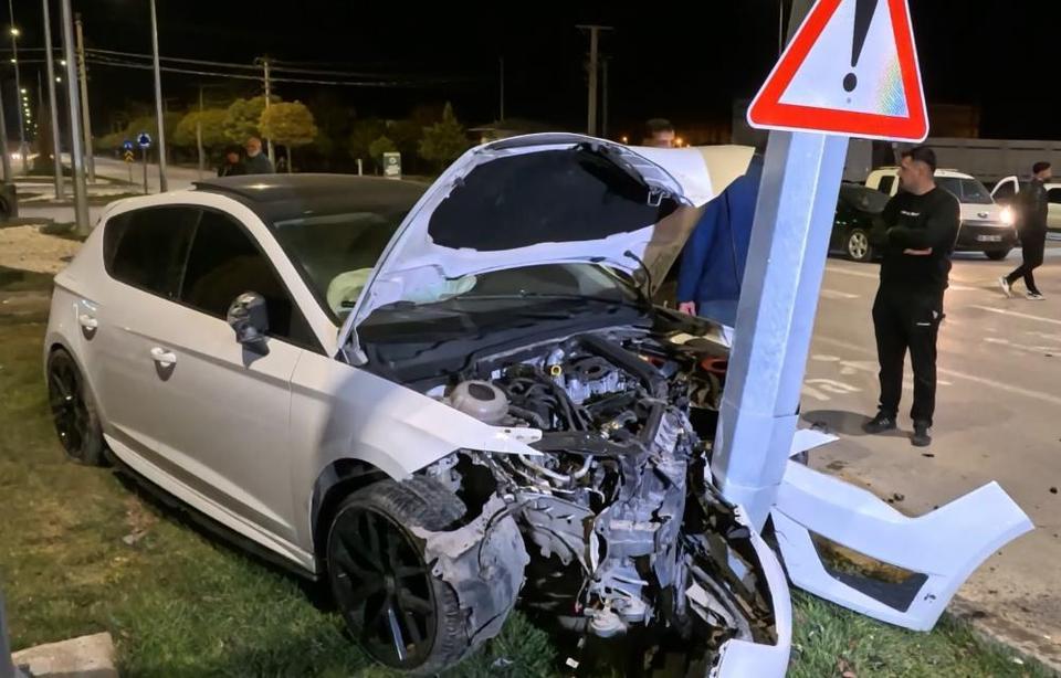 Kazı nedeniyle trafiğe kapattığı yol kaza meydanına döndü