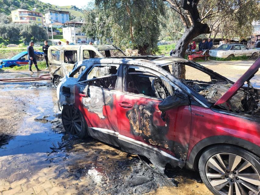 NAZİLLİ'DE FECİ YANGIN: İKİ OTOMOBİL SANİYELER İÇERİSİNDE KÜL OLDU