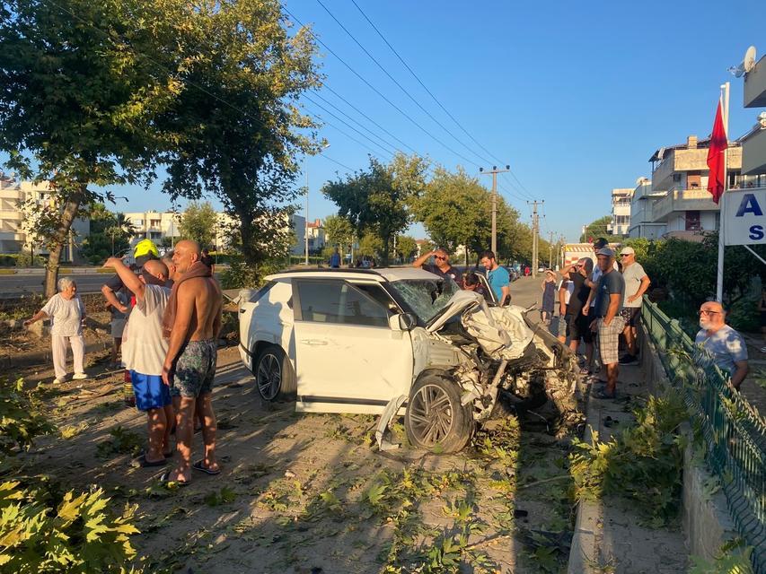 Ağaca çarpan otomobil hurdaya döndü