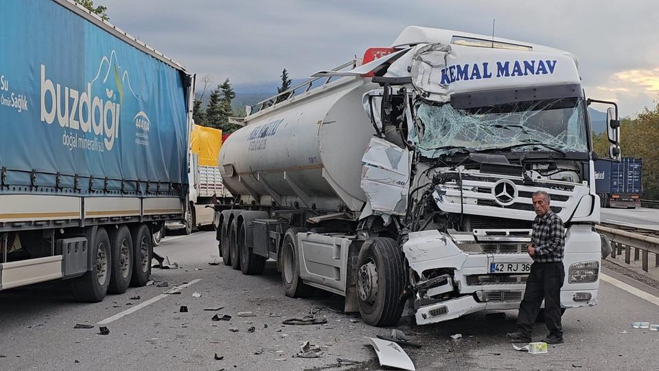 Otoyolda kaza: Hurdaya dönen tırdan burnu bile kanamadan çıktı