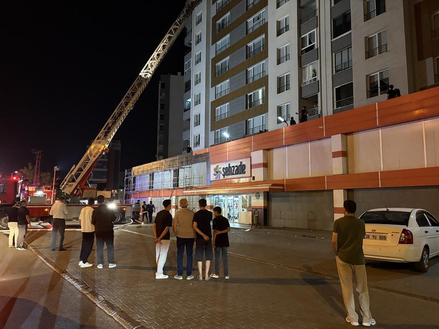 KAYSERİ'DE 13. KATTA YANGIN: BALKONDAN DÜŞEN EV SAHİBİ HAYATINI KAYBETTİ
