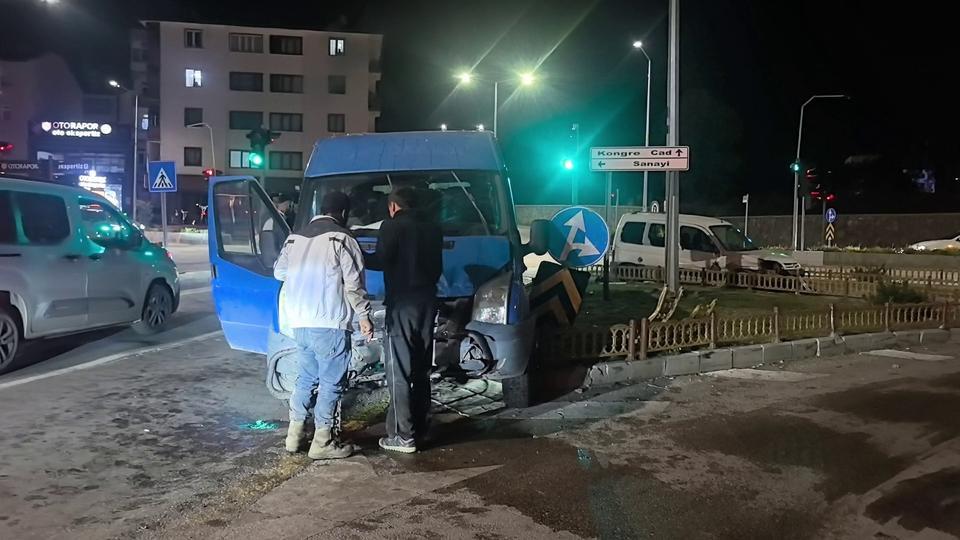 Kavşakta 2 araçlı trafik kazası: 3 yaralı