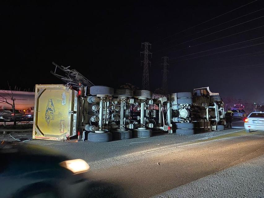 Tır EDS direğine çarptı, direkler kamyon ve otomobile saplandı: 2 yaralı