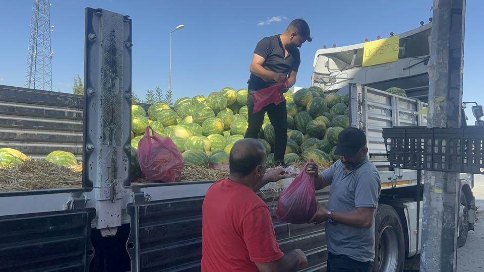 30 ton karpuzu ücretsiz dağıttı