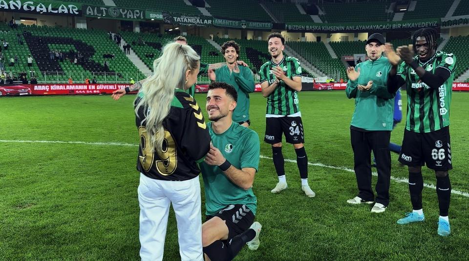 SAKARYASPOR - YENİ MALATYASPOR MAÇININ ARDINDAN SAHADA SÜRPRİZ TEKLİF SAKARYASPORLU FUTBOLCU ALPASLAN DEMİR, KIZ ARKADAŞINA EVLİLİK TEKLİF ETTİ