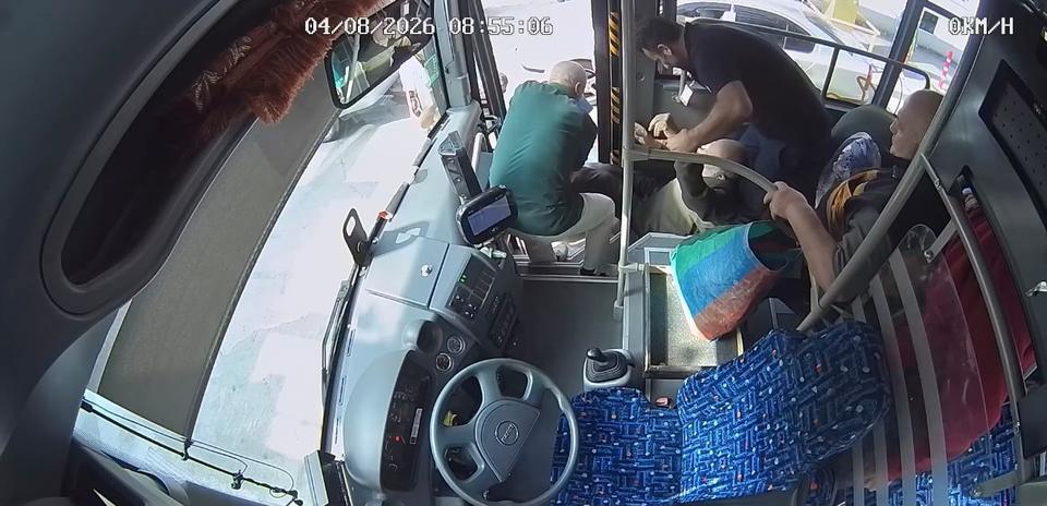 Belediye otobüsünde fenalaşan yolcu hastaneye yetiştirildi