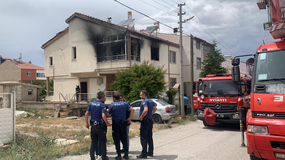 Boşandığı eşi ile tartışan öfkeli koca benzinle evini yaktı
