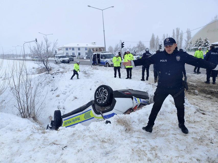 Polis aracı şarampole uçtu