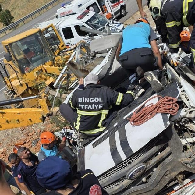 BİNGÖL'DE HURDA YÜKLÜ PİKAP DEVRİLDİ: 1 YARALI