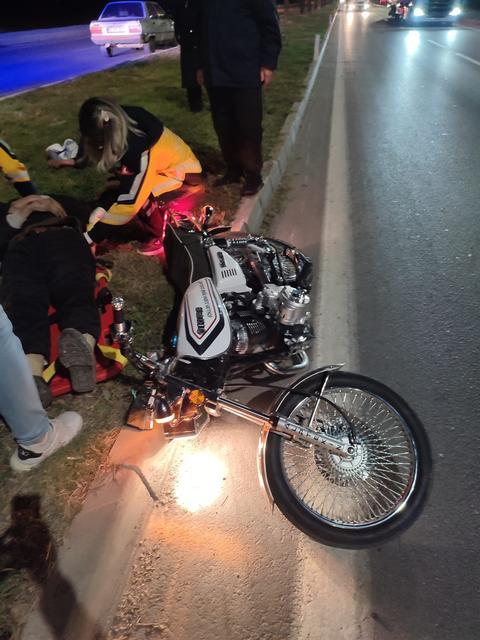 Kaldırıma çarpıp devrilen motosiklette 2 kişi yaralandı