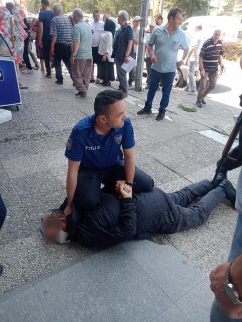 KREDİ VERİLMEYİNCE POMPALI TÜFEKLE BANKAYI BASTI ESKİŞEHİR'DE KREDİ BAŞVURUSUNA RED CEVABI ALAN ŞÜPHELİ POMPALI TÜFEKLE BANKADA TERÖR ESTİRDİ