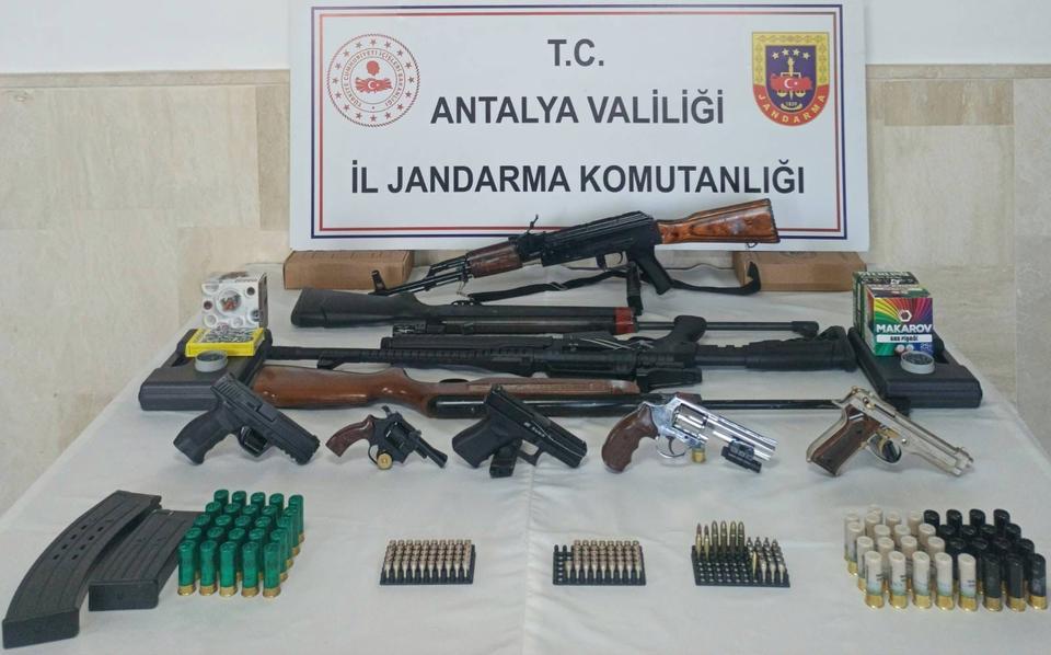 ANTALYA'DA ÇOK SAYIDA SİLAH VE FİŞEK ELE GEÇİRİLDİ