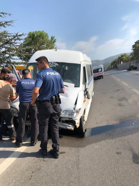 İşçi servisi ağaca çarptı: 8 yaralı