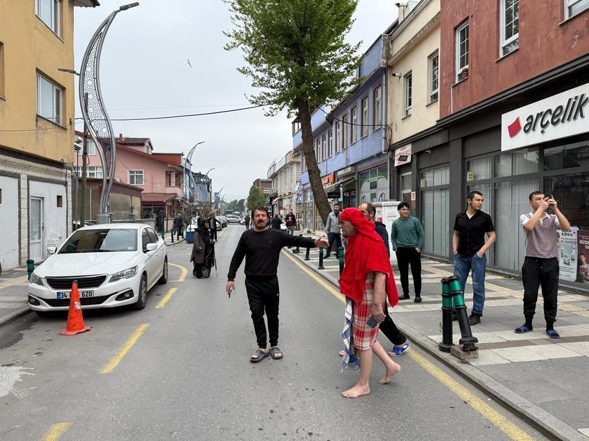 DEPREME HAMAMDA YAKALANDI, SOKAĞA PEŞTAMALLA ÇIKTI DEPREMDE BEŞİK GİBİ SALLANAN SAKARYA'DA VATANDAŞLAR SOKAĞA DÖKÜLDÜ