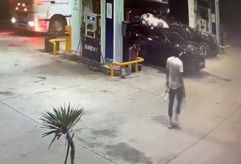 FETÖ'CÜ KUNDAKÇI PARKI TUTUŞTURDUĞU BENZİNLERİ BÖYLE ALMIŞ 5 LİTRELİK SULARI ÇİÇEK SAKSILARINA BOŞALTIP YERİNE ALDIĞI BENZİNLE ORMANI YAKMIŞ