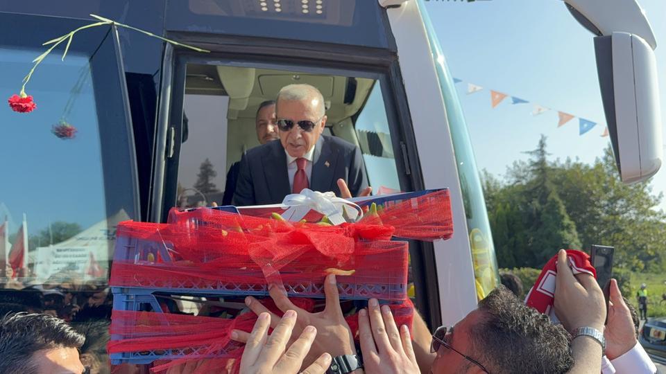 GELİN-DAMAT DÜĞÜN SALONU YERİNE TAYYİP ERDOĞAN'I KARŞILAMAYA GİTTİLER