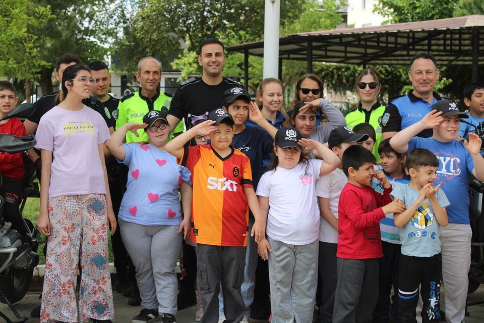 POLİSLERDEN ÖZEL ÇOCUKLARA UNUTULMAZ GÜN