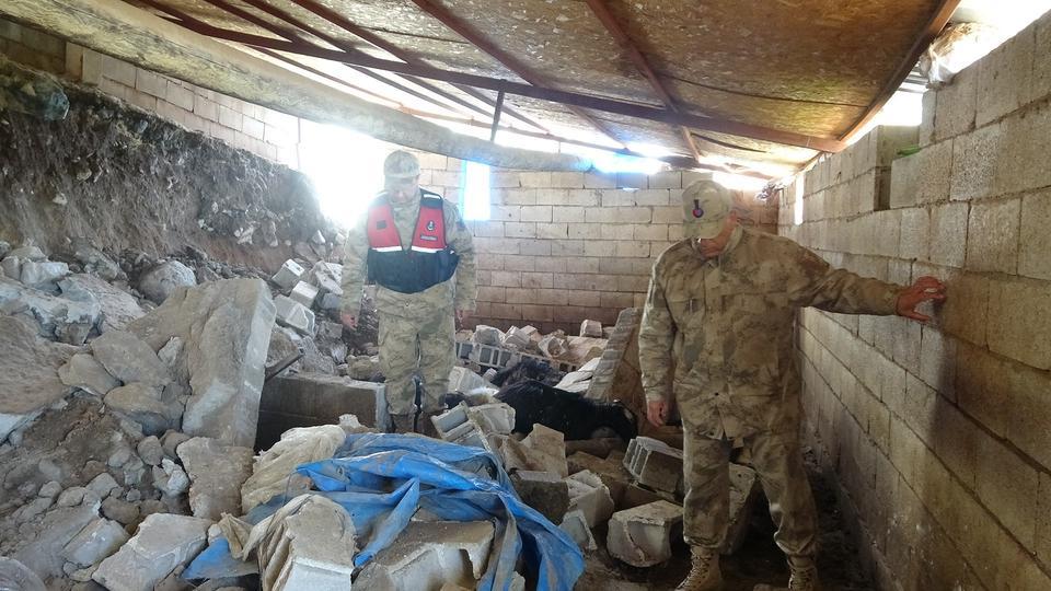 KİLİS'TE TOPRAK KAYMASI: AHIR ÇÖKTÜ, 40 HAYVAN TELEF OLDU