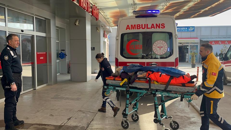 ESKİŞEHİR'DE 2'NCİ KATTAN DÜŞEN KADIN AĞIR YARALANIRKEN YAKINI SİNİR KRİZİ GEÇİRDİ