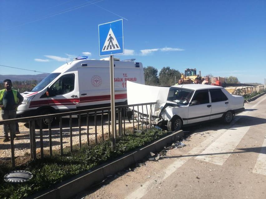 Kaza yapan otomobil bariyere girdi