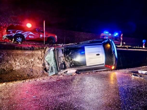 kontrolden çıkan otomobil yan yattı: 3 yaralı