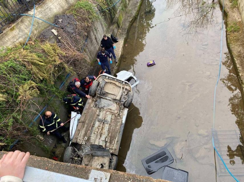 Araç dere yatağına yuvarlandı: 3 ölü, 2 yaralı