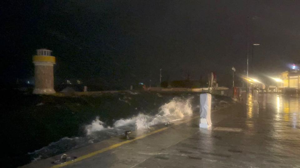 Şiddetli fırtına geceyi felç etti