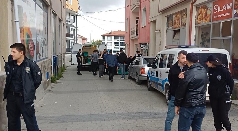 Edinilen bilgiye göre, Yunus Emre Mahallesi Saba Sokak’taki faaliyet gösteren berber dükkanına giden 80 yaşındaki Rıfat K., belirlenemeyen sebepten dolayı iş yerine rastgele ateş ederek, olay yerinden ayrıldı.