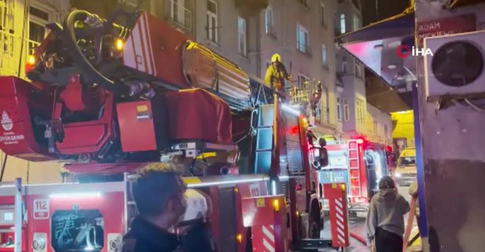 Kız istemede patlatılan havai fişekler evi yaktı: 8 kişi dumandan etkilendi