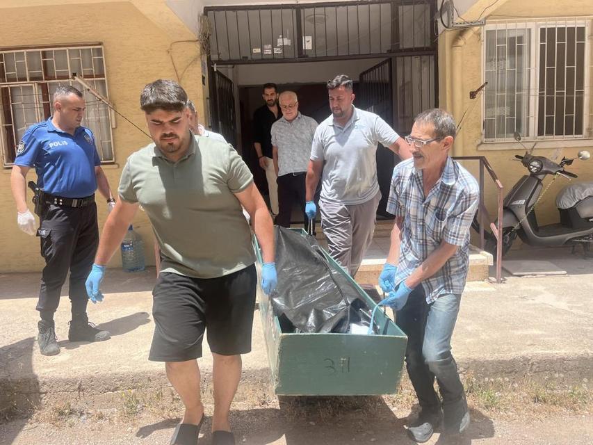 Öğretmen çiftin evinden çıkan cenazeler gözyaşları arasında morga kaldırıldı