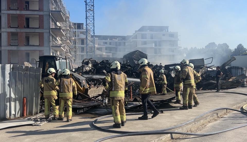 2 katlı işçi konteynerleri alevlere teslim oldu