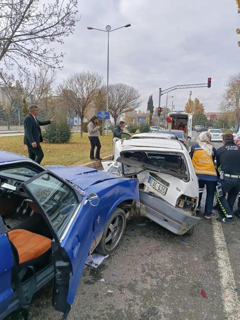 4 araçlı zincirleme kaza: 1 yaralı