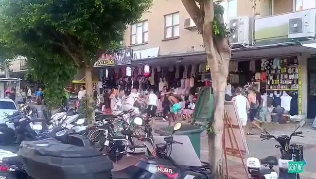 Turistler ile esnaf birbirine girdi: Taş ve sopalar havada uçuştu