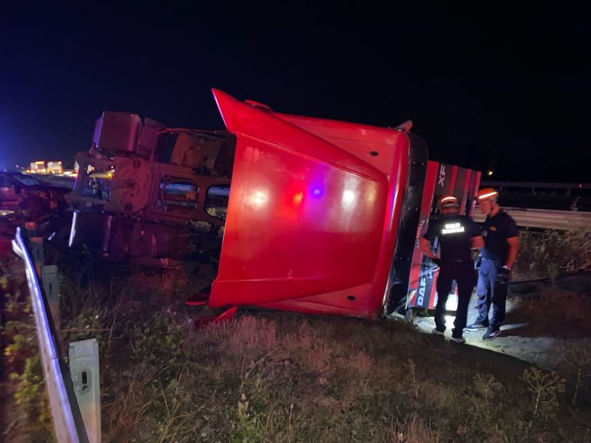TEM Otoyolu'nda cip ile tır çarpıştı: 2 yaralı