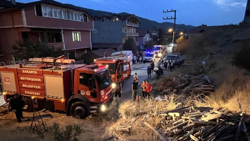 Elektrik direğinde yaşanan patlama yangına sebep oldu