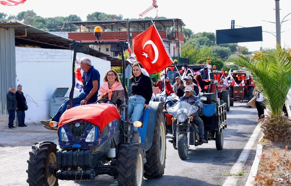 DİDİM TARIM ŞENLİĞİ'NDE 3'ÜNCÜ GÜN GERİDE KALDI TARIMIN EMEKÇİ KADINLARI TRAKTÖRLERİYLE DİDİM'DE BULUŞTU