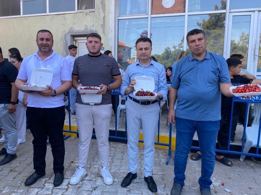 MANİSA'DA DÜZENLENEN KİRAZ FESTİVALİ'NDE KİRAZ YEME YARIŞMASI RENKLİ GÖRÜNTÜLERE SAHNE OLDU KIYASIYA MÜCADELENİN YAŞANDIĞI 5 DAKİKALIK YARIŞMANIN KAZANANI 2 GRAM FARKLA BÜYÜK ÖDÜLÜ KAZANDI