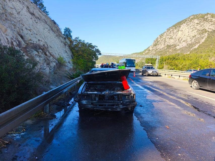 Seyir halindeki otomobil alev aldı