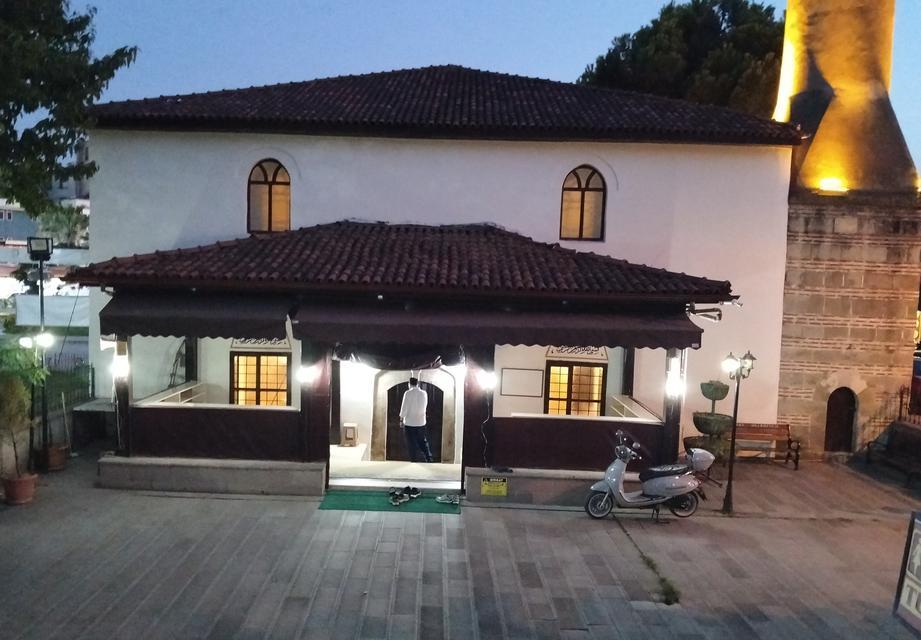 Bu da oldu... Camiden hasır çalındı