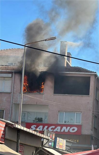 Yanan ev kullanılamaz hale geldi