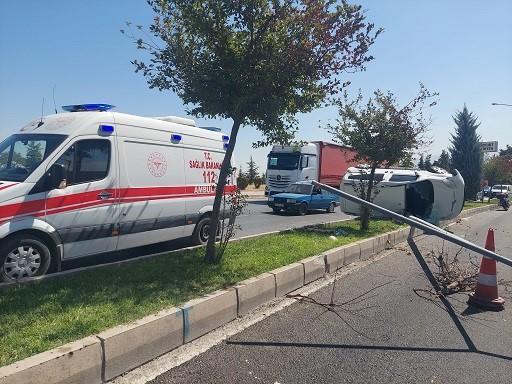 Kontrolden çıkan hafif ticari araç devrildi: 1 yaralı