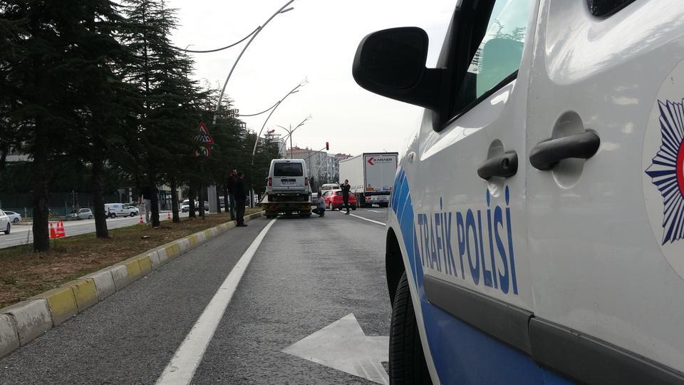 HAFİF TİCARİ ARAÇ YAYALARA ÇARPTI: 1'İ AĞIR 2 YARALI