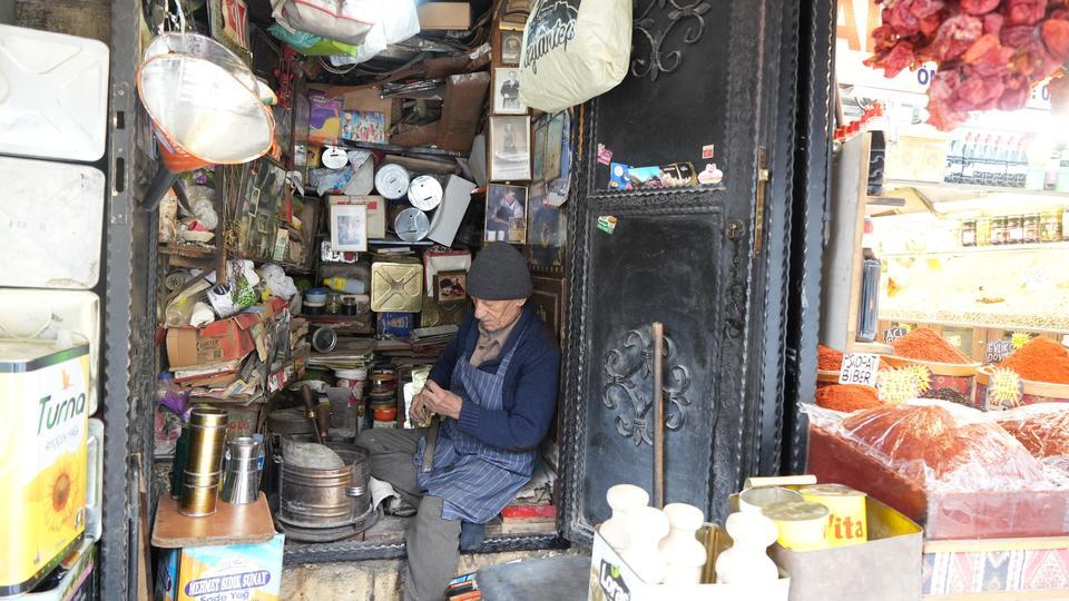 GAZİANTEP'İN 86 YAŞINDAKİ TENEKE USTASI, 66 YILDIR MESLEĞİNİ İCRA EDİYOR 3 METREKARELİK DÜKKANINDA YAPTIĞI ÜRÜNLERİ YURT DIŞINA SATIYOR